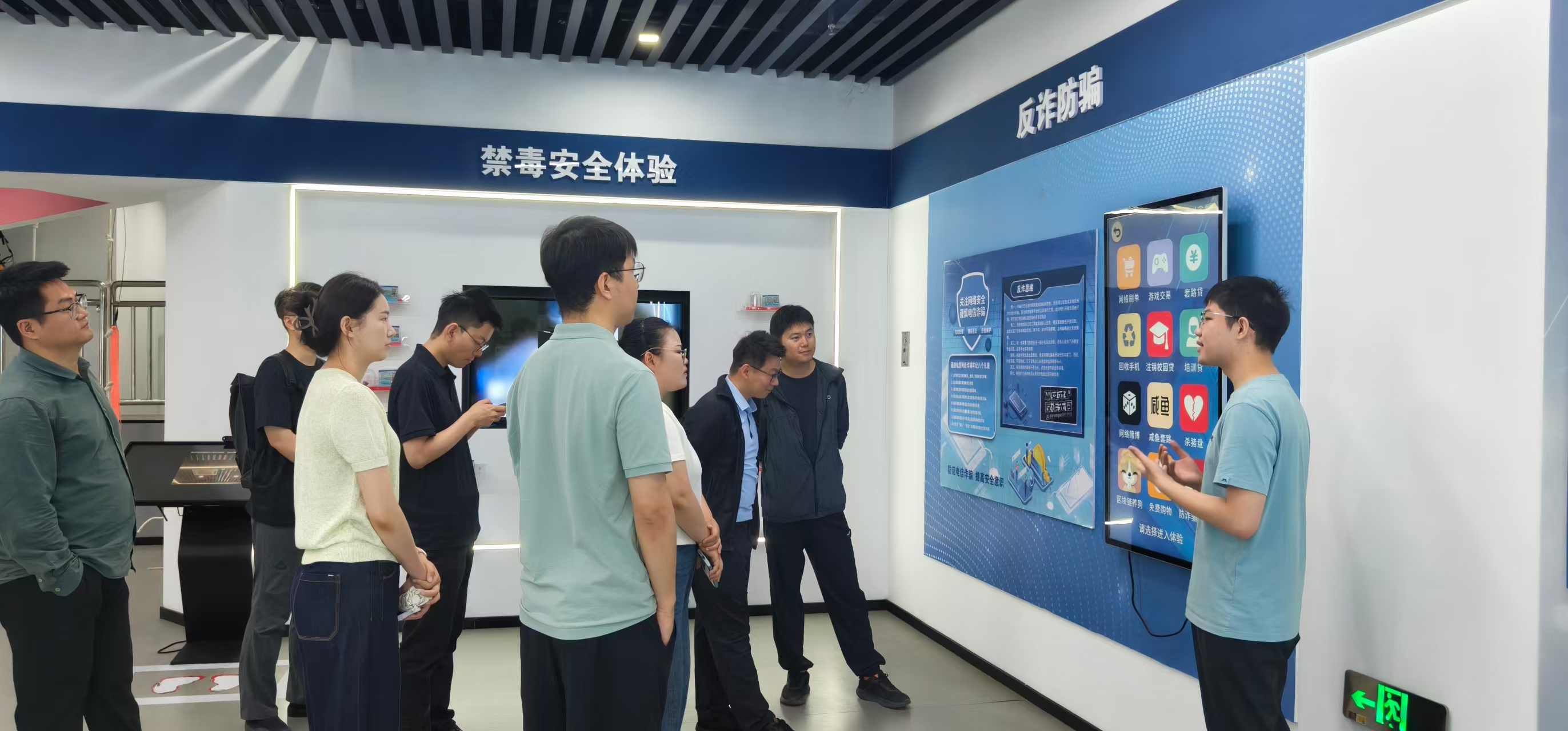我院开展安全生产月教师安全体验馆专题活动